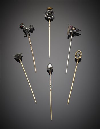 Lotto di sei spilloni da cravatta in oro giallo e argento con gemme e perle...