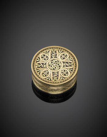 Snuffbox rotonda in oro giallo e rosa traforato e cesellato a foglie e nastri...