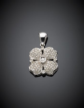Ciondolo a guisa di quadrifoglio in oro bianco e pavè di diamanti, g.9,6,...