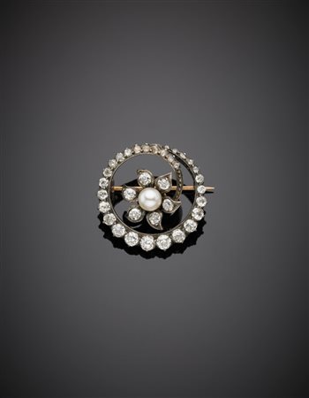 Spilla in oro rosso e argento, con diamanti scalati a formare un fiore, al...