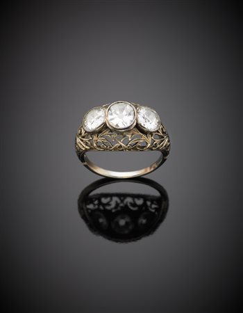 Anello in oro bianco con due diamanti rotondi di ct 0,50 cadauno circa ed il...