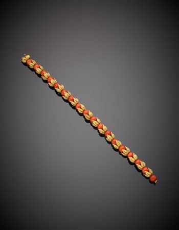 Bracciale in oro giallo lavorato a rilievo come foglie a tenere e distanziare...