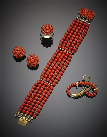 Demi-parure in corallo rosso composta da bracciale a cinque fili, spilla,...