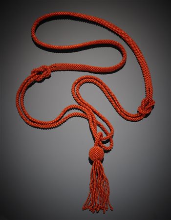 Soutoir di piccole boules di corallo rosso aranciato finito con un pendente...