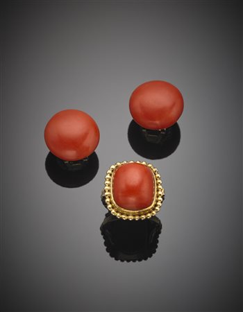 Demi-parure in oro giallo composta da anello ed orecchini in corallo rosso...