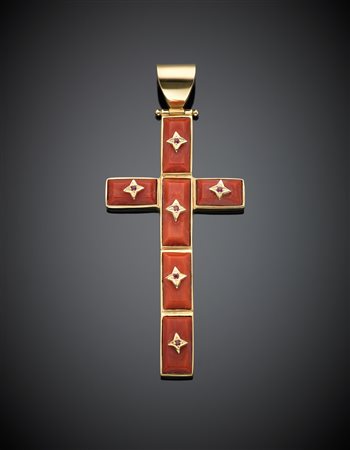 Croce in oro giallo con segmenti rettangolari sfaccetatti a gradini di...