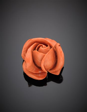 Spilla a guisa di rosa di corallo rosa/aranciato su oro giallo g. 48,70...