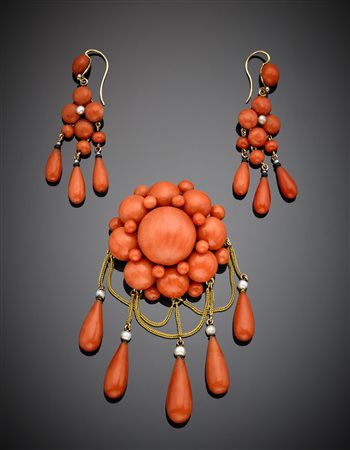 Demi-parure, broche ed orecchini pendenti in oro giallo con corallo...