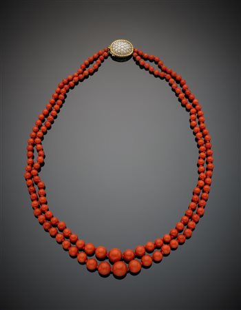 Collana a due fili di corallo rosso con boules da mm 5 a mm 13,50, chiusura...