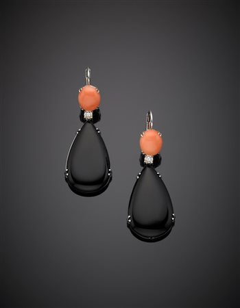 Orecchini pendenti in oro bianco con due coralli arancioni ovali cabochon,...