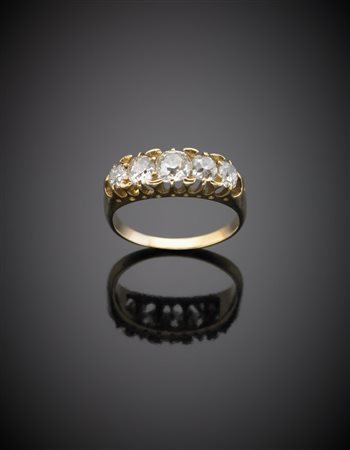 Anello in oro giallo con cinque diamanti di forma cuscino taglio vecchio...