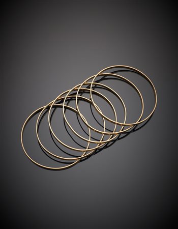 Sei bangles rigidi rotondi in oro rosso con superficie liscia per complessivi...