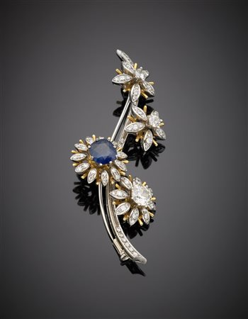 Spilla in oro bianco e giallo a forma di ramo ornato da quattro fiori di cui...