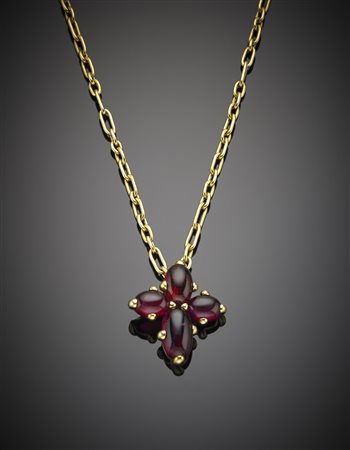 POMELLATO Catena con croce pendente in oro giallo e granati ovali cabochon,...
