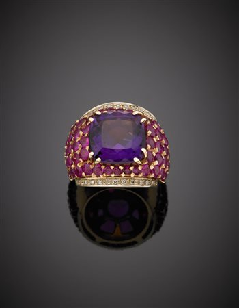 Anello in oro bianco e giallo al centro ametista di forma a cuscino di ct...