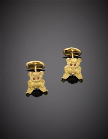 Gemelli in oro giallo, lucido e satinato a guisa di orsetto, con due diamanti...