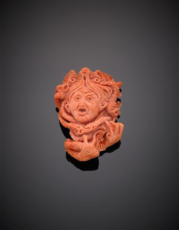 Scultura in corallo rosa raffigurante testa grottesca forse di Medusa,...