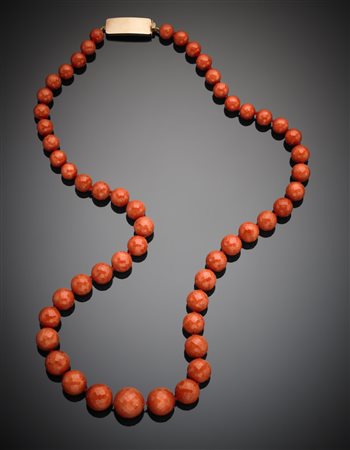 Collana di corallo arancione a boules sfaccettate da mm 9 a mm 17 circa, con...