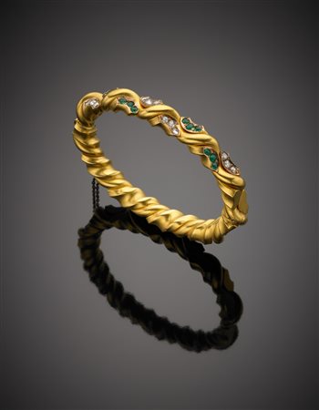 Bracciale rigido in oro giallo sabbiato con diamanti e smeraldi g. 34,10...