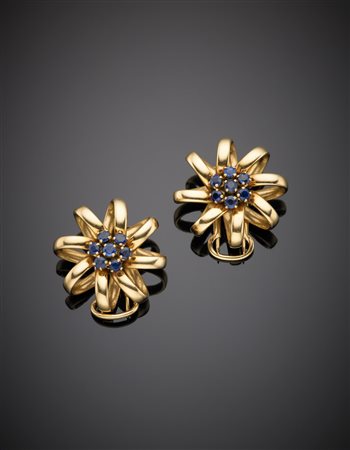 Due broche utilizzabili anche come orecchini in oro giallo e zaffiri rotondi...