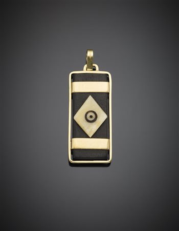 Pendente in ebano e oro giallo apribile con "cucchiaino" a scomparsa, g. 9,40...