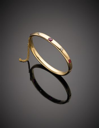 Bracciale rigido in oro giallo con due diamanti e tre rubini (un rubino...