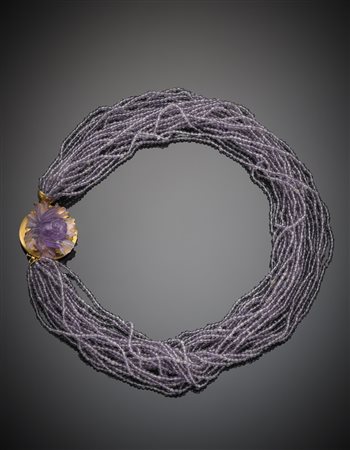 Collana multifili di ametista con chiusura centrale in oro giallo, rifinita...