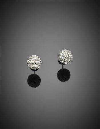 Orecchini a boules in oro bianco con pavè di diamanti rotondi g. 5,6 Diamond...