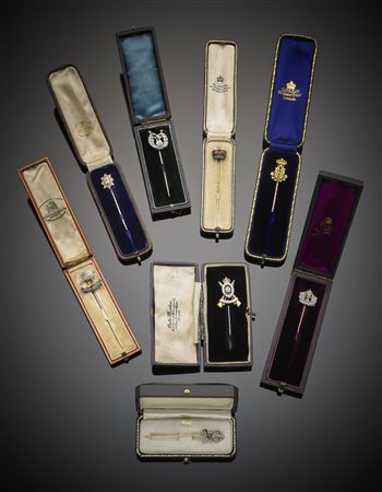 Lotto di otto spilloni da cravatta antichi, in oro giallo, bianco e argento...