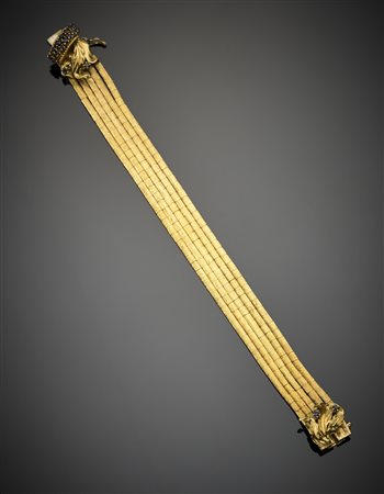 Bracciale a cinque fili in oro giallo satinati, chiusura lucida con zaffiri...