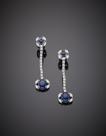 Orecchini pendenti in oro bianco con diamanti e zaffiri cabochon, g. 8,40...
