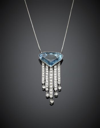 Pendente in oro bianco con acquamarina taglio a fantasia di ct.10,00 circa e...