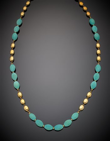 Collana di turchesi a losanga rigata rifinita con delle boules a sasso in oro...