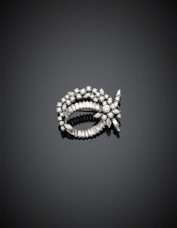 Broche in oro bianco con diamanti rotondi taglio a brillante, navette,...