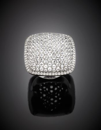 Anello in oro rodiato nero con diamanti rotondi a contornare un pavè di...