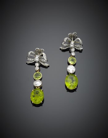 Orecchini pendenti in oro bianco e giallo, a guisa di fiocco con diamanti e...