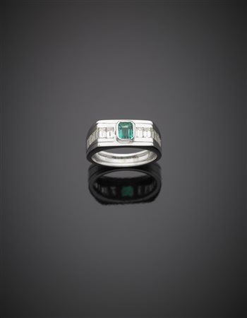 Anello in oro bianco rodiato con diamanti baguette e uno smeraldo ottagonale...