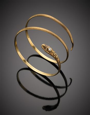 Bracciale rigido in oro giallo lucido e satinato a guisa di serpente con...