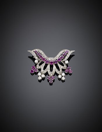 Spilla in oro bianco con diamanti e rubini rotondi g. 13, largh. cm 4,50...