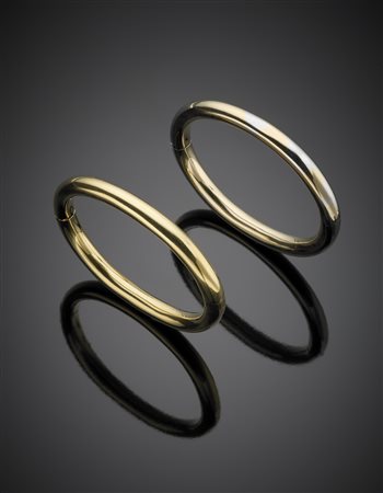 Due bracciali rigidi, uno oro bianco e l'altro oro giallo, g. 50,60 Lot of...