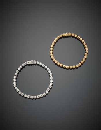 Due bracciali in oro giallo e bianco a barilotti incatenati g. 49,90, lungh....
