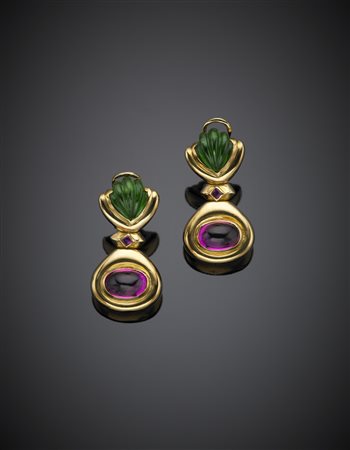 Orecchini pendenti con clips in oro giallo e paste vitree, g. 29,10, cm 3,50...