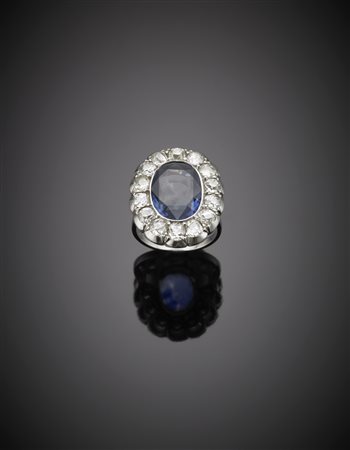 Anello in platino con zaffiro ovale taglio composito di ct.6,05 circa...