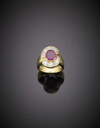 Anello in oro giallo con diamanti tapered a contornare un rubino ovale taglio...