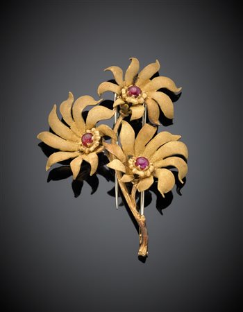 M. BUCCELLATI Broche a guisa di fiori in oro giallo sagomato e zigrinato...