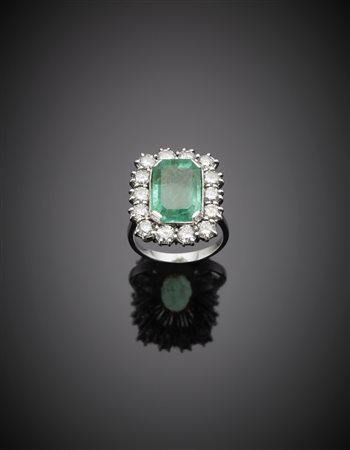 Anello in oro bianco con diamanti rotondi taglio a brillante a contornare uno...