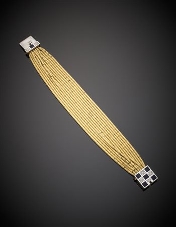 Bracciale in oro giallo a tredici fili di catena interna a tanti piccoli tubi...