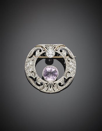 Spilla in oro bianco e giallo con topazio rosa, diamante centrale e pavè di...