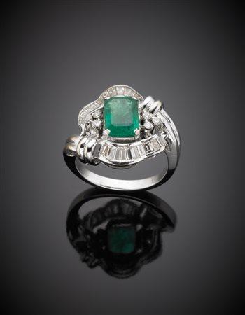 Anello in oro bianco con smeraldo rettangolare ad angoli tronchi, diamanti...
