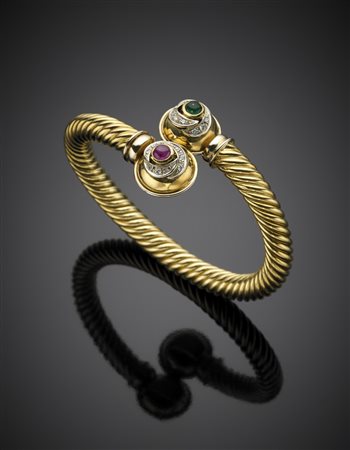 Bracciale semirigido in oro giallo a contrarier, terminato e rifinito con...